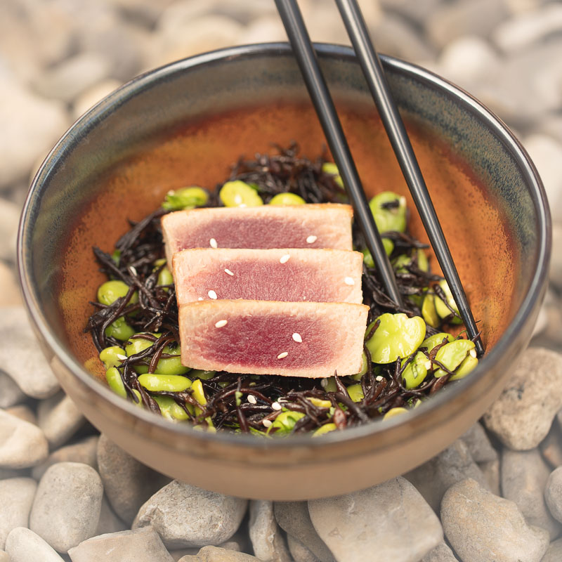 Hijiki met tuinbonen en tataki van tonijn